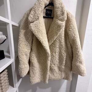 FAUX SHEARLING SHORT COAT - Oyster-white